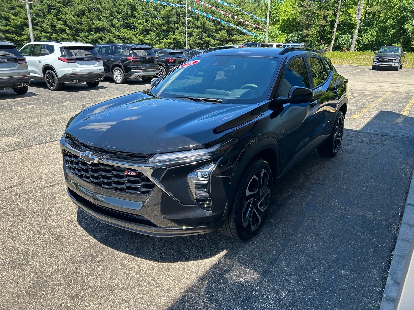 2025 Chevrolet Trax 2RS in Mosaic Black Metallic — front three-quarter view